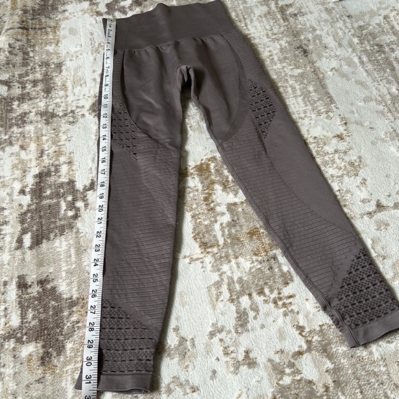 Taupey Purple Seamless Leggings with Small Cutout Designs Sz S - Picture 8 of 11